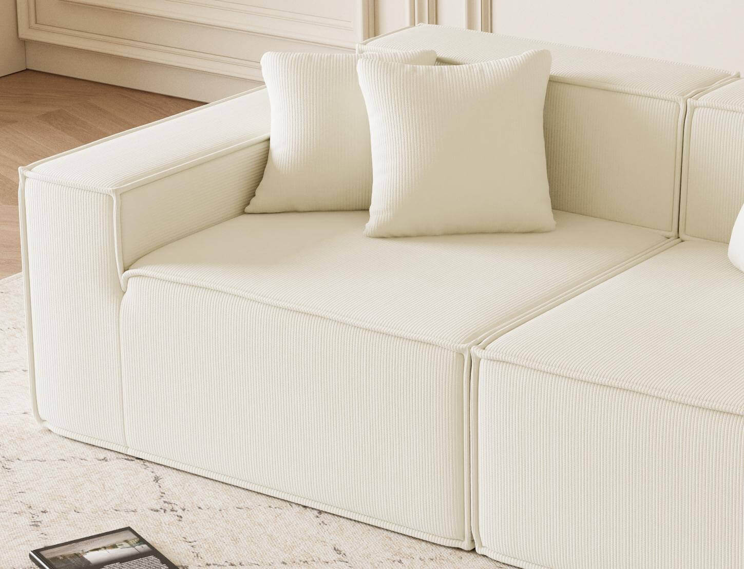 Cube - Sofá Modular 3 Plazas en Pana Beig con cojines suaves en un entorno moderno.